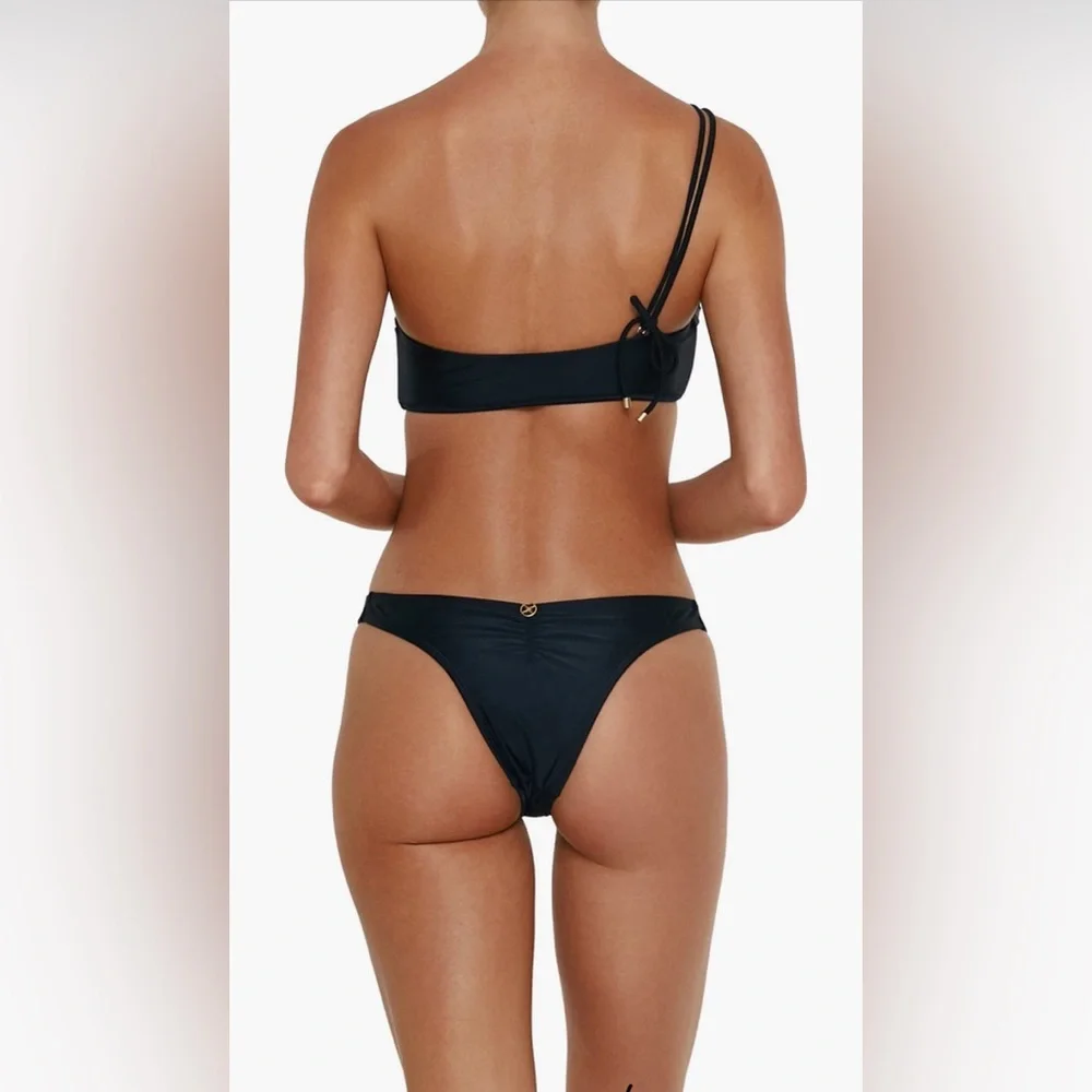 VIX Rai One Shoulder Bikini Top, size medium, Black, $112